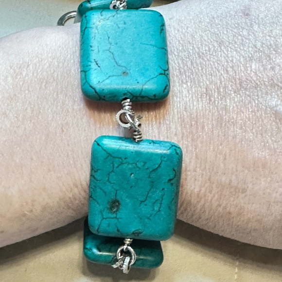 Green Howlite & silver toggle bracelet.  Large rectangular stones. - Picture 7 of 16